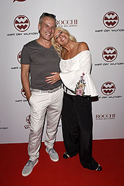 Hendrik Hey, Raphaela Ackermann ( Schwester von Thomas Gottschalk)  bei der 1. Welt der Wunder TV Party im Freiheiz  Foto: API für Welt der Wunder TV